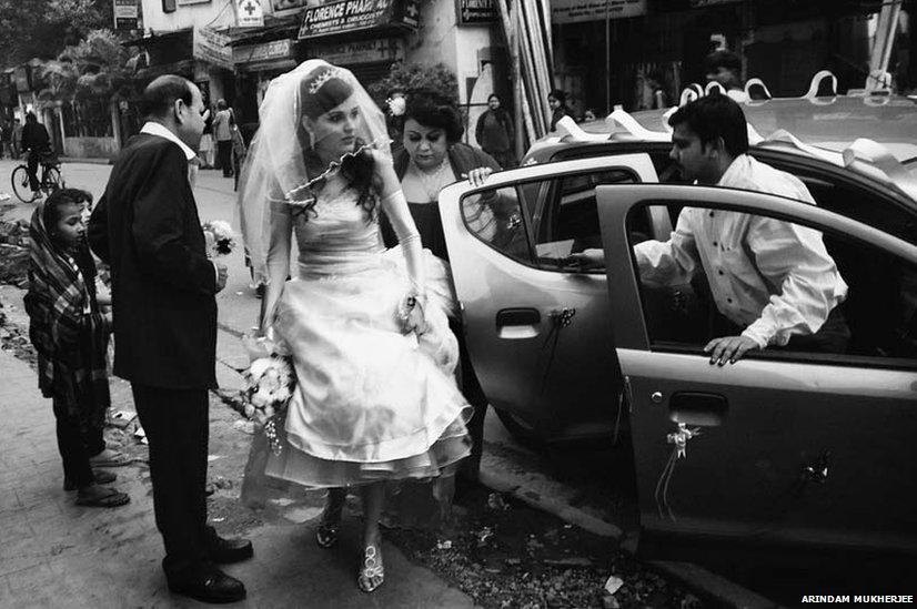 Anglo-Indian bride arrives at a church in Calcutta