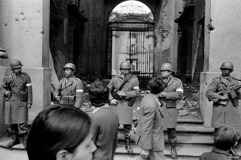 The presidential palace La Moneda is guarded by Chilean military