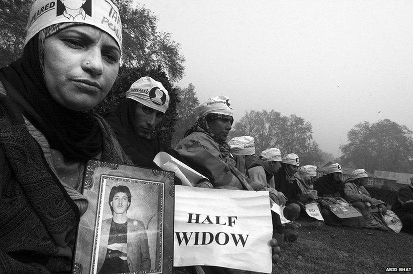 In pictures: Kashmir's 'half-widows' - BBC News