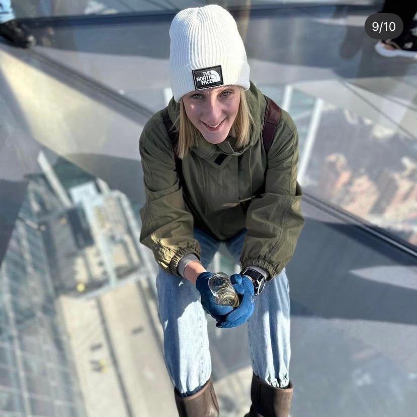 Manon a'i phrosecco ar blatfform The Edge