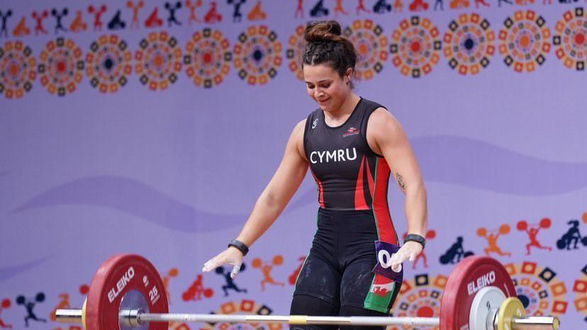 Charlotte Whalley competes in weightlifting