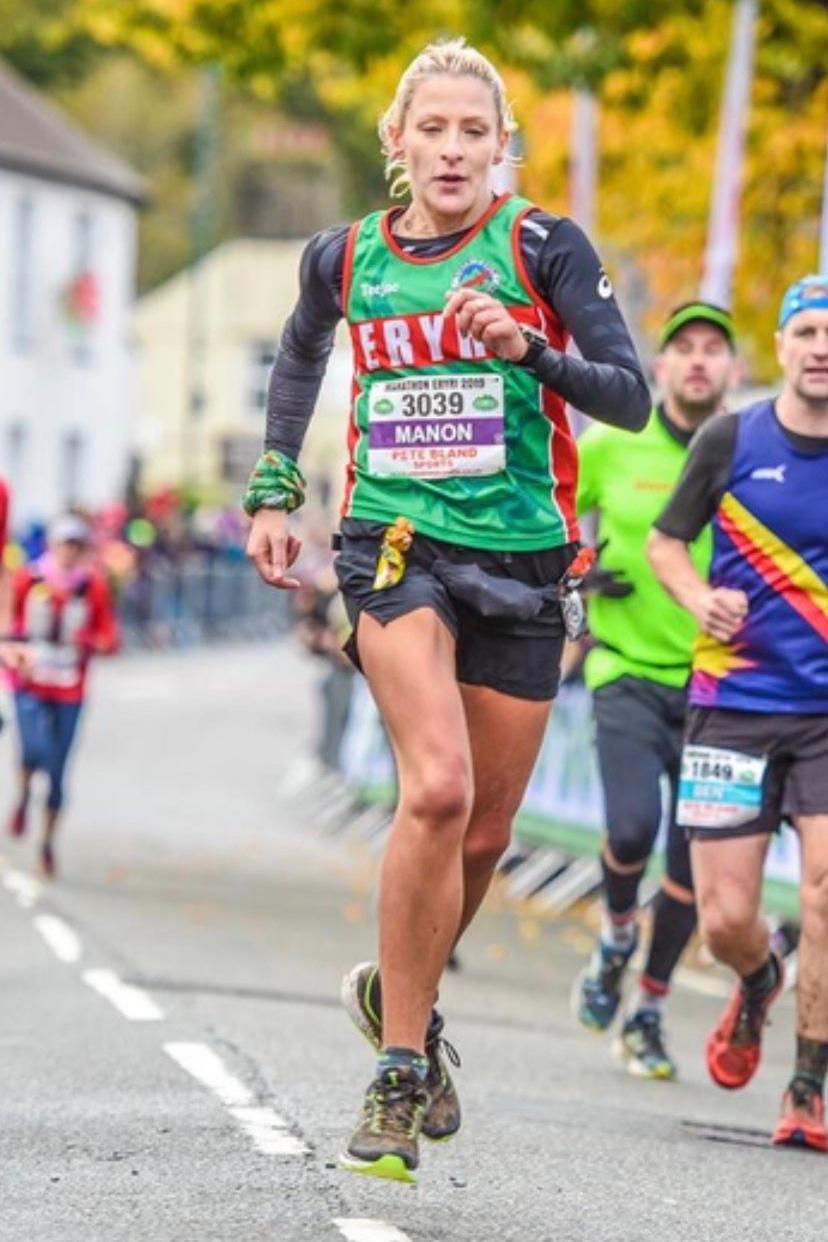 Manon yn rhedeg Marathon Eryri
