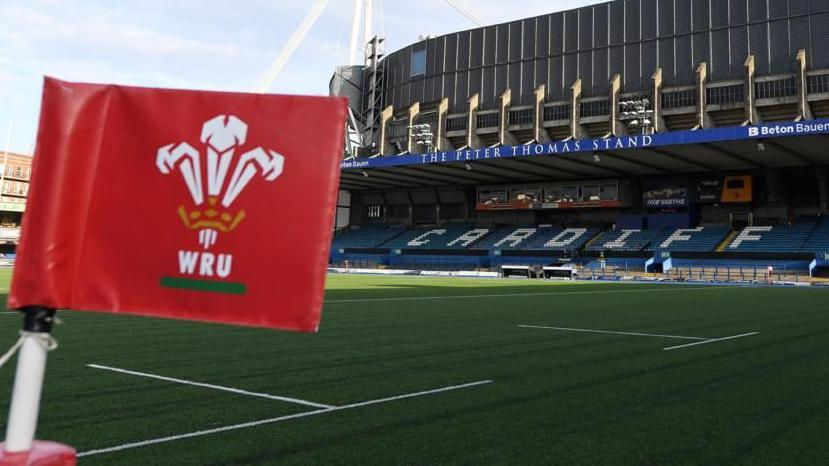 Baner URC o flaen stadiwm Caerdydd