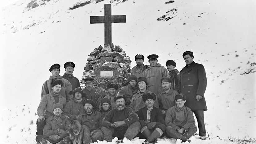 Càrn Shackleton ann an South Georgia, MacLeòid na shuidhe sa mheadhan leis an fheusaig