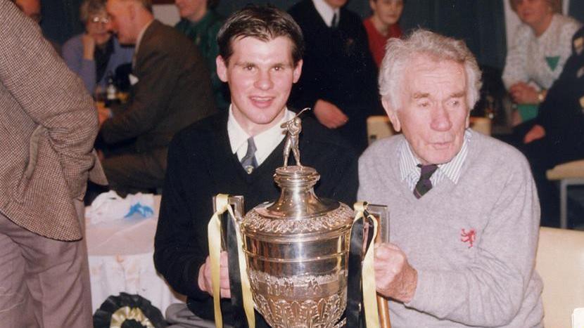 Ginger Wilson agus Adhamh Robasdan le Cupa na Camanachd ann an 1992.