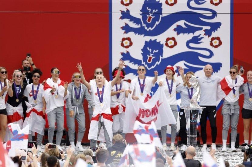 England players including Chloe Kelly (centre) sing Sweet Caroline on stage during a fan celebration to commemorate England's historic win.