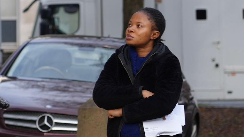 Oluwabunmu Adeleiyi tu allan i Lys y Goron Caerdydd dydd Mawrth