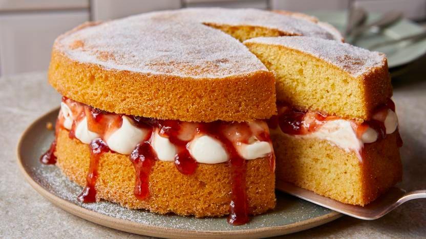 Mary Berry's easy Victoria sponge