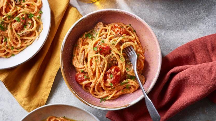 Creamy red pepper and cashew pasta