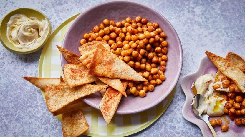 Spiced crispy pitta chips and chickpeas