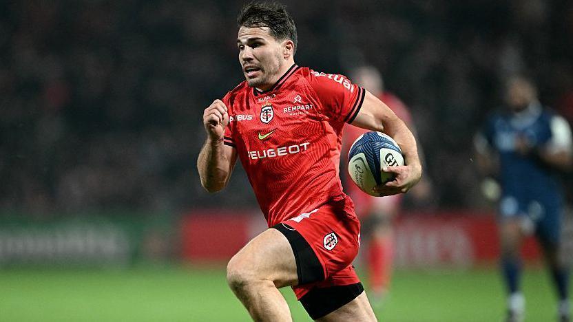 Antoine Dupont running in a try