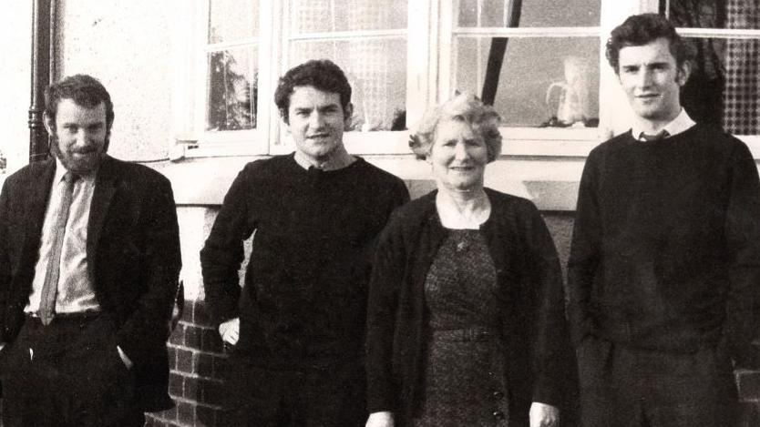 Arthur Morus, Dafydd Iwan, Sis y fam, ac Alun Ffred - y tri mab ieuengaf