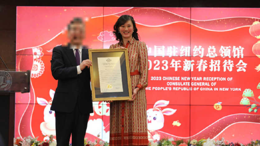 Linda Sun poses for a photo with a Chinese official