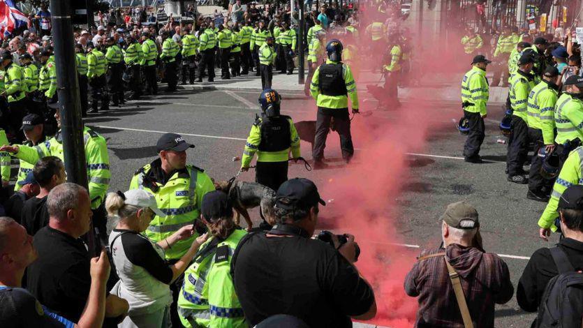 Police keep groups of protesters apart