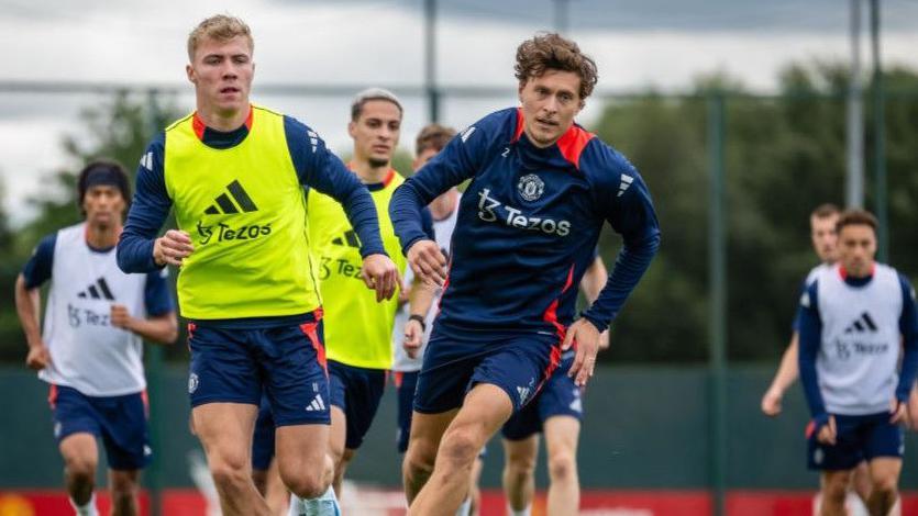 Rasmus Hojlund and Victor Lindelof in Manchester United training