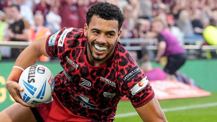 Darnell McIntosh of Leigh celebrates his try