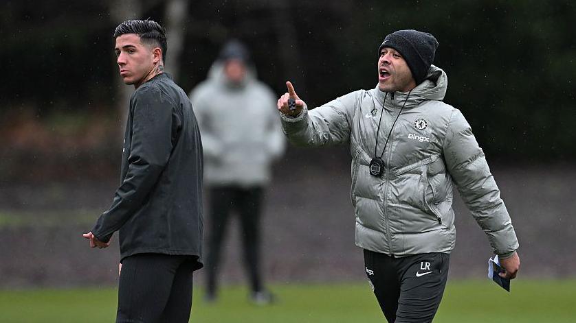 Chelsea midfielder Enzo Fernandez and head coach Liam Rosenior during a training session