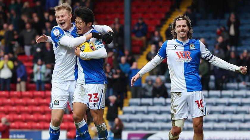 Andri Gudjohnsen, Yuki Ohashi and Todd Cantwell celebrate a goal