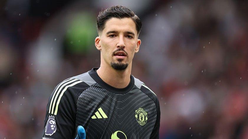 Manchester United goalkeeper Altay Bayindir