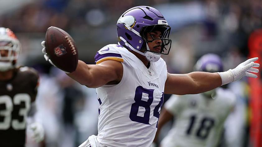 Josh Oliver scores a touchdown for the Minnesota Vikings against the Cleveland Browns