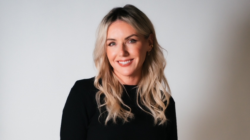 Mae gan Sali wallt melyn hir. Mae'n gwisgo cris du. Dyma lun proffesiynol.