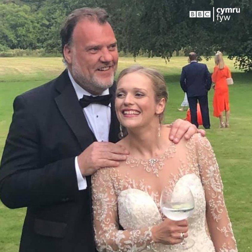 Bryn Terfel a Hannah Stone ar ddiwrnod eu priodas yn 2019