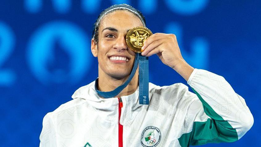 La boxeadora Imane Khelif, del equipo argelino, celebra su victoria en los Juegos Olímpicos de París 2024.