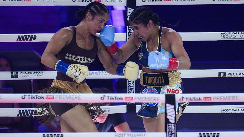 Amanda Serrano and Lucrecia Manzur exchange punches