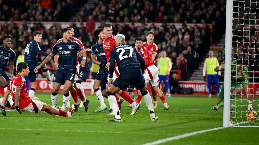 Aston Villa's Emiliano Martinez saves from Nottingham Forest's Nicolas Dominguez