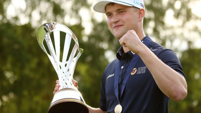 England's Kipp Popert with G4D Open trophy
