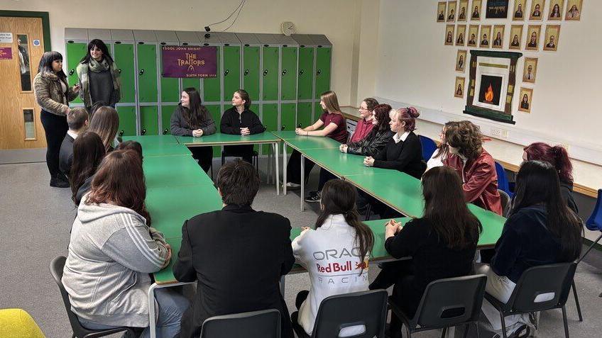 Disgyblion yr ysgol o amgylch y bwrdd