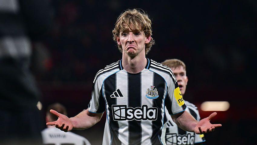 Anthony Gordon celebrating his goal against Liverpool