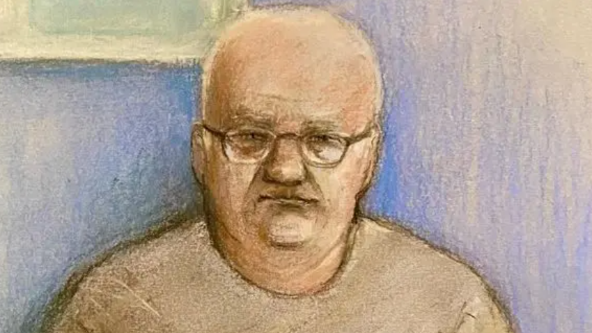 A court sketch of Steve Wright, who wears glasses and a grey T-shirt in front of a blue background.