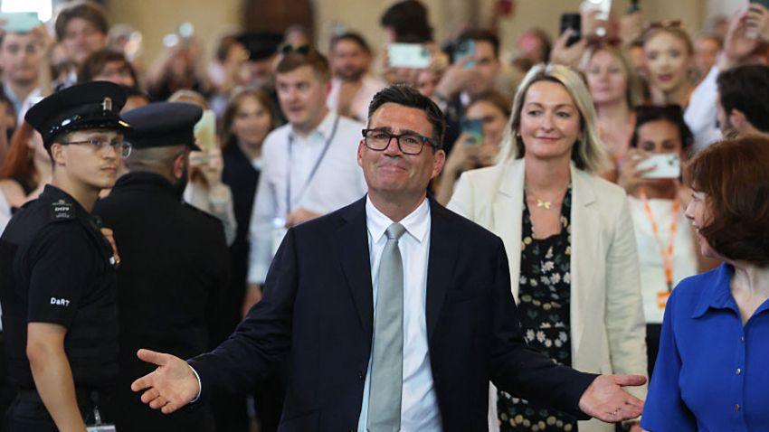 Labour MPs mull leadership challenge to prevent Burnham 'coronation' - BBC  News