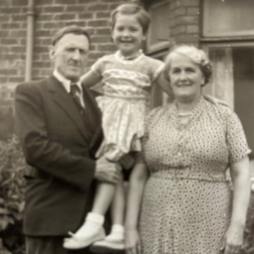 Delyth gyda'i mam-gu a’i thad-cu, John Morgan Jones a Gwendoline Jones