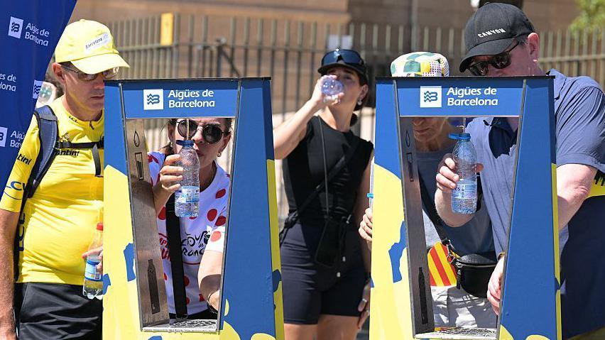 fans get water in Barcelona