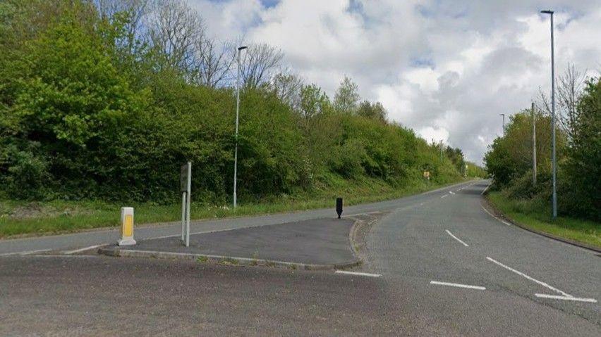 A484 ger cylchfan Parc y Bocs yng Nghydweli