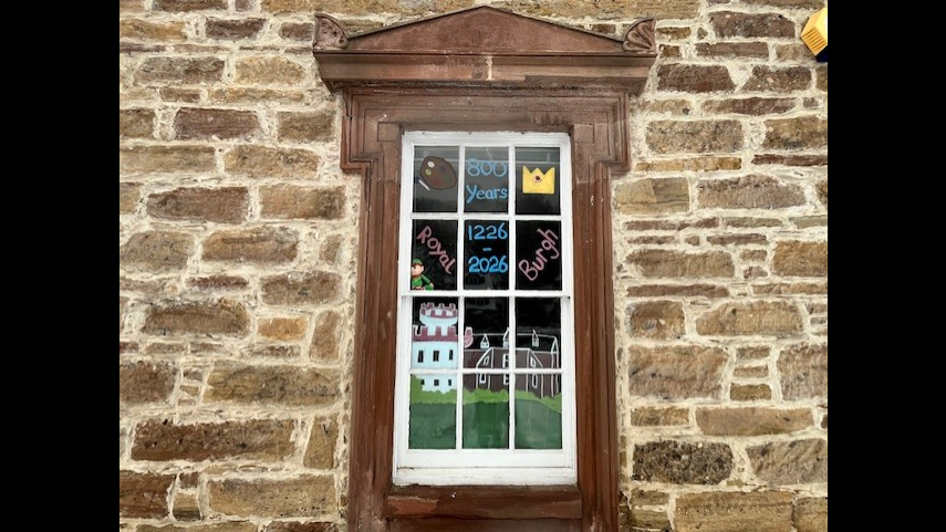 Uinneag air a sgeadachadh le dealbhan