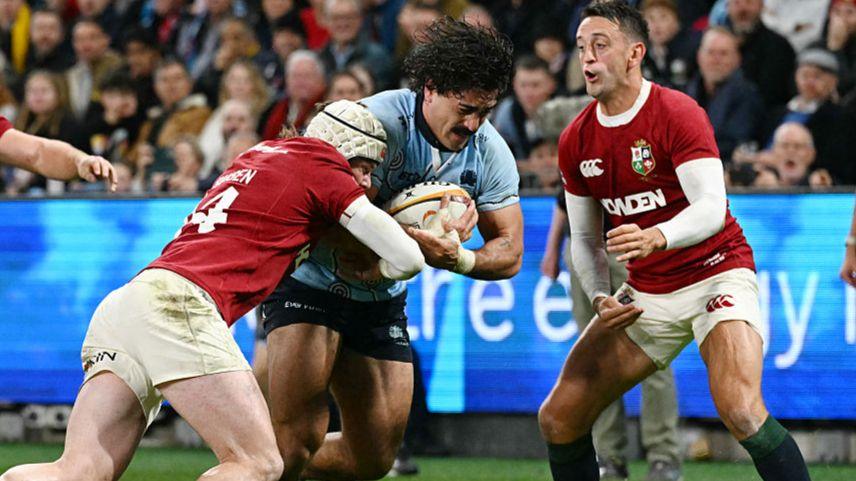 Charlie Gamble powers past Mack Hansen and Alex Mitchell only to have a try wiped out on review