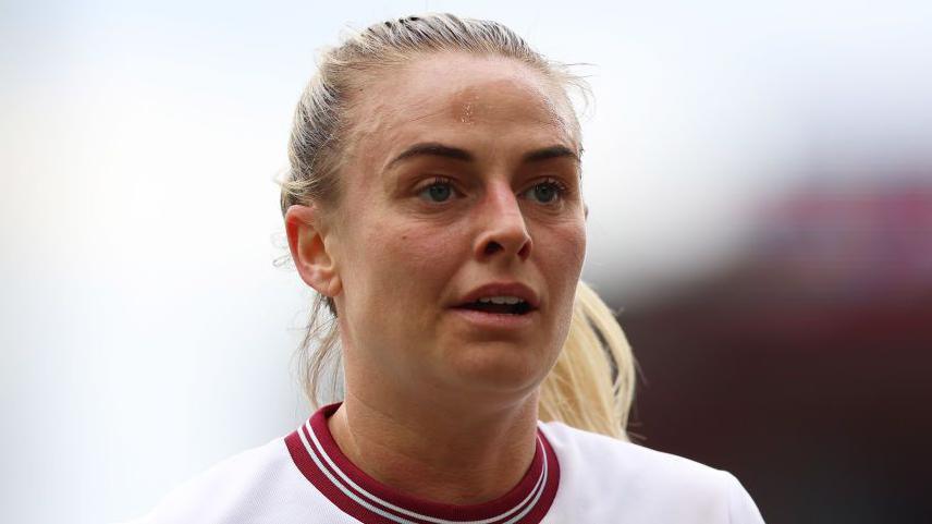 Kirsty Smith playing for West Ham