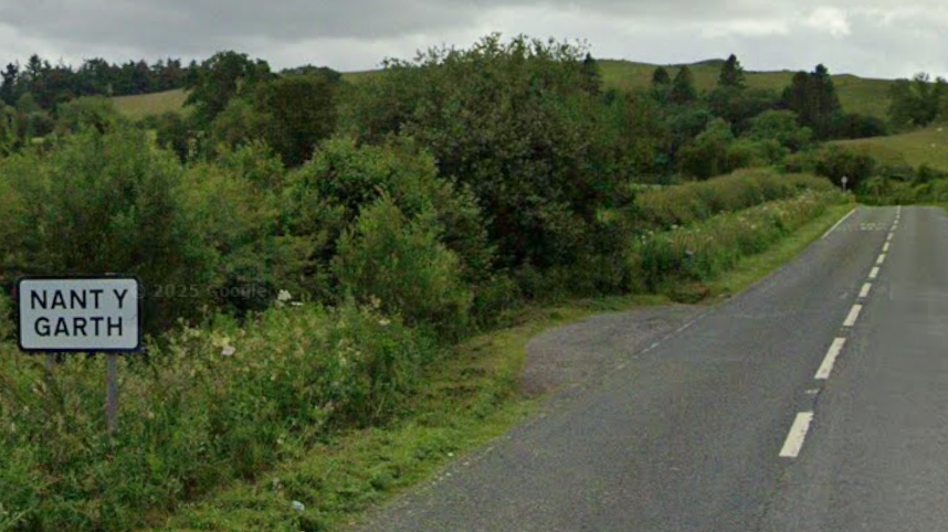 Arwydd Bwlch Nant y Garth, A5025 ger Rhuthun