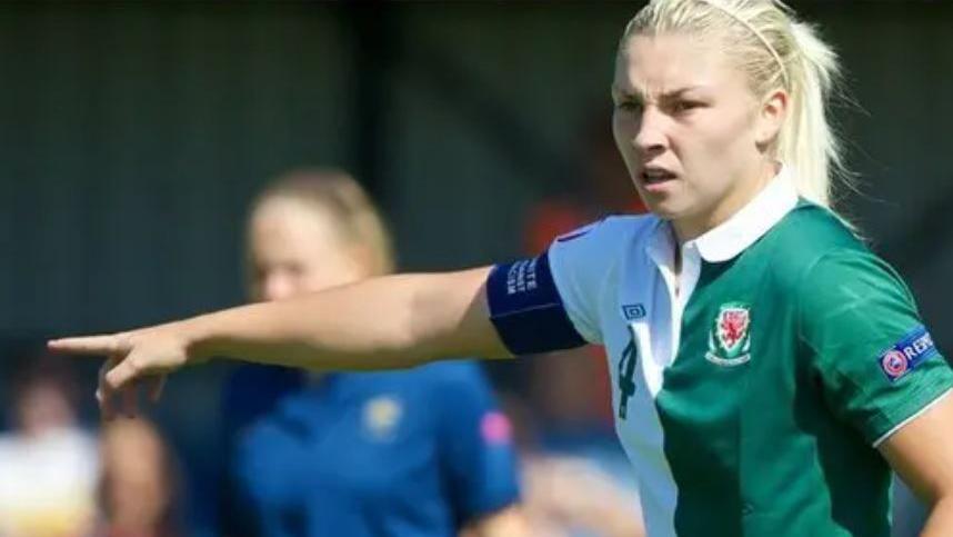 Lauren Price in action for Wales Under-19s