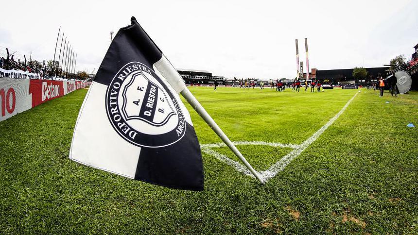 Deportivo Riestra corner flag