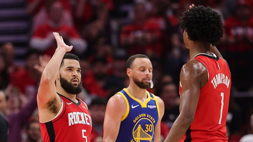 Fred VanVleet high-fives Amen Thompson during Houston Rockets' game against Golden State Warriors.