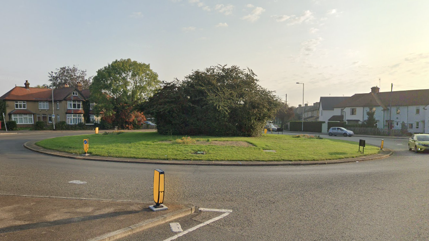 Plain roundabout with minimal traffic 