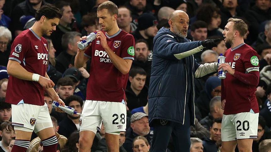 Nuno Espirito Santo speaking to Jarrod Bowen on the touchline