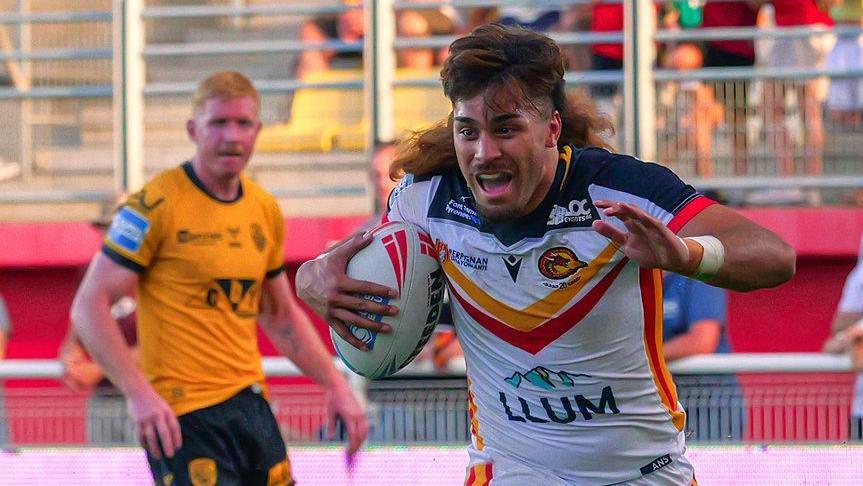 Solomona Faataape in action for Catalans Dragons.