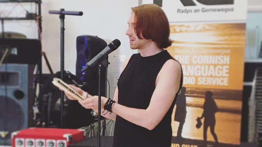 Sam yn perfformio ei farddoniaeth