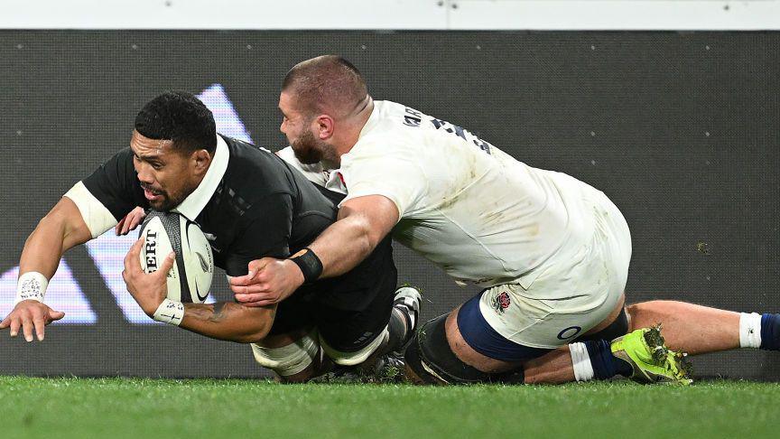 Ardie Savea scoring against England 