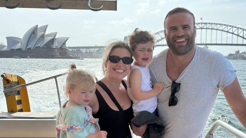 Jamie Roberts gyda'i deulu